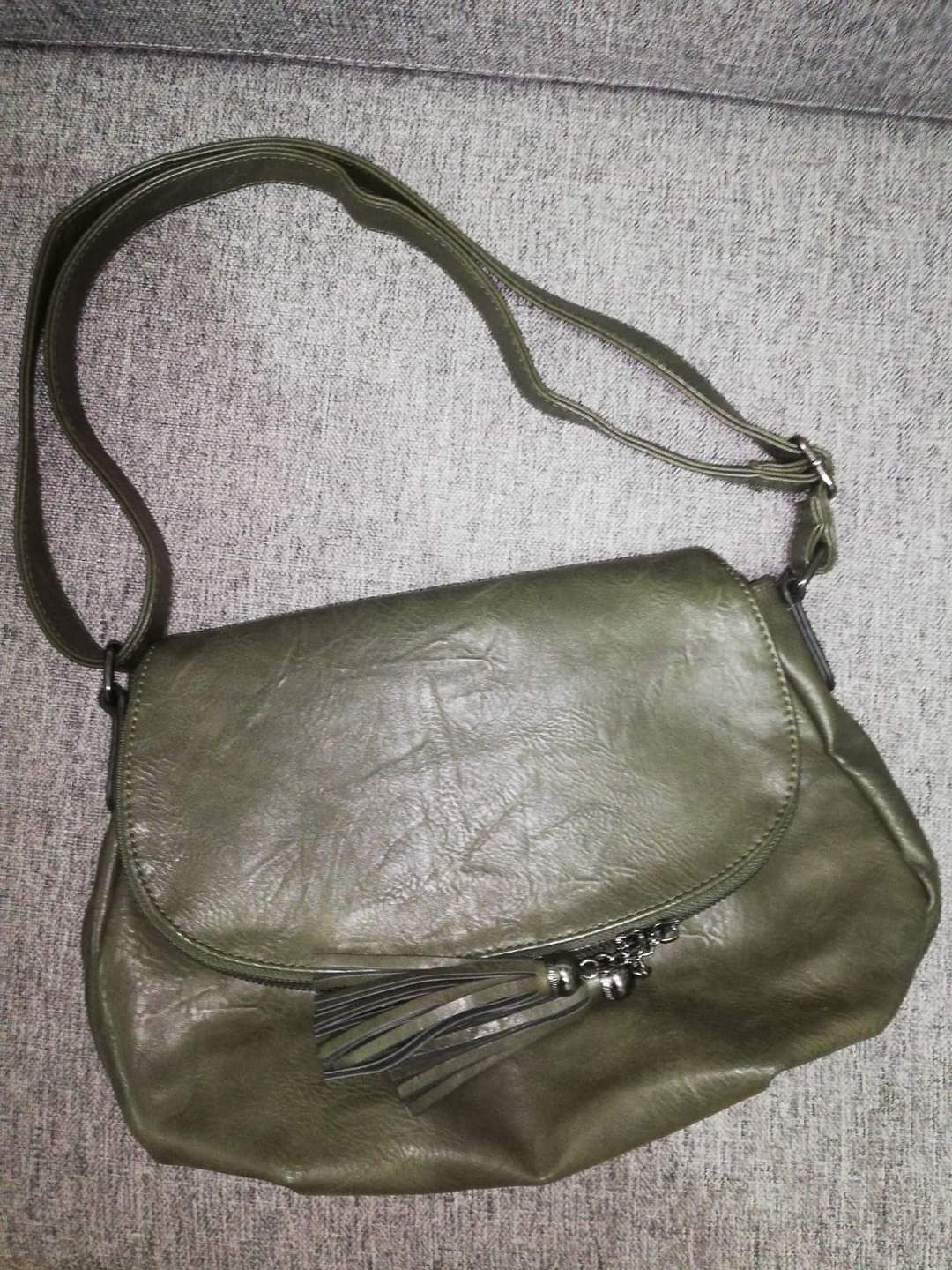 Дамска чанта в маслено зелено