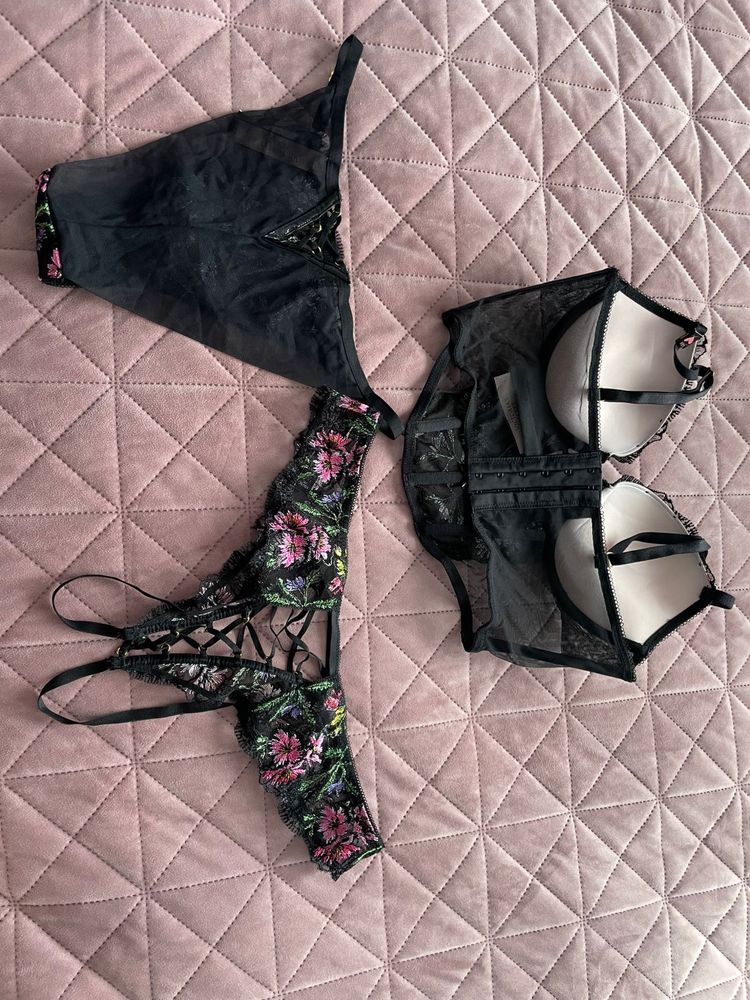 Set victoria secret sutien 34B si chiloti marimea M