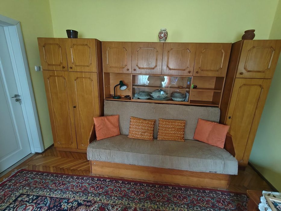 Mobilier de camerā si o masā cu patru scaune