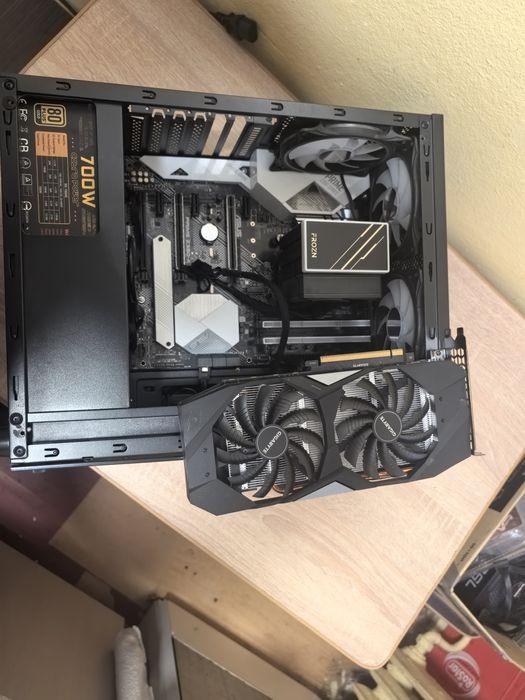 Calculator complet de gaming cu monitor și i7 9700