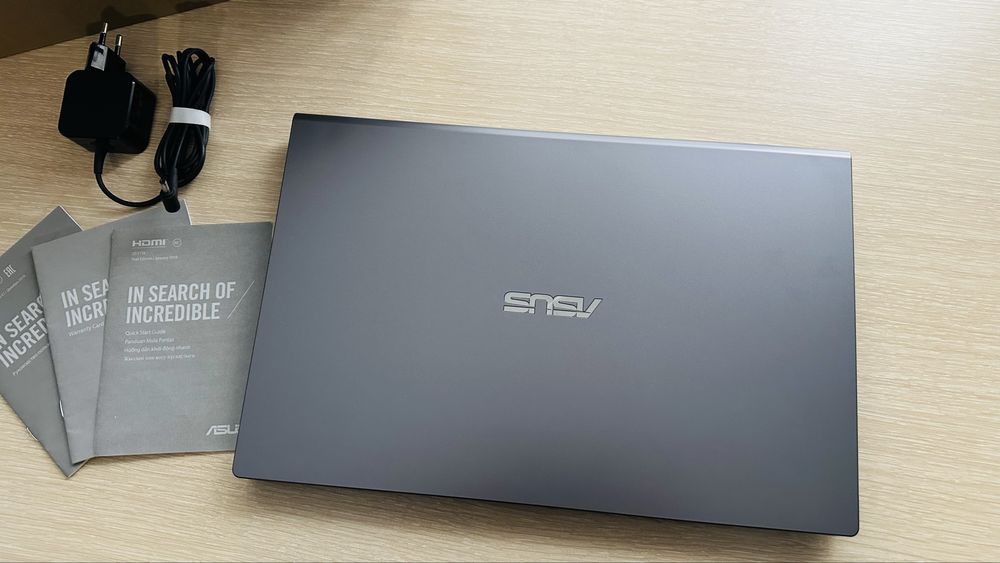 Ноутбук ASUS Vivobook 2024 с коробкой и документами