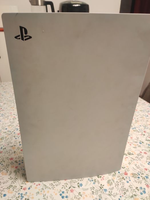 PlayStation 5 с двумя геймпад ы