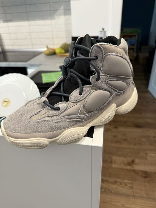 Ghete Yeezy marimea 42 si 2/3, originale, noi in cutie.