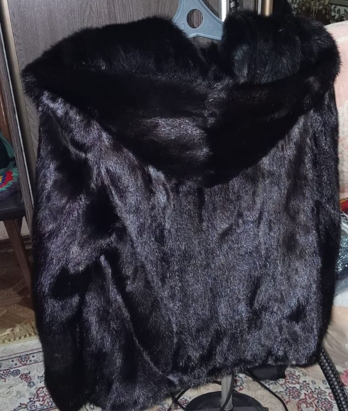 Продам норковую шубу, короткую, с капюшоном.