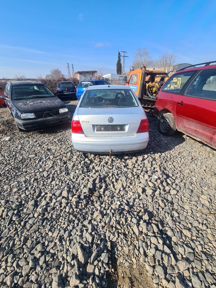 VW Бора  1.6 бензин на части