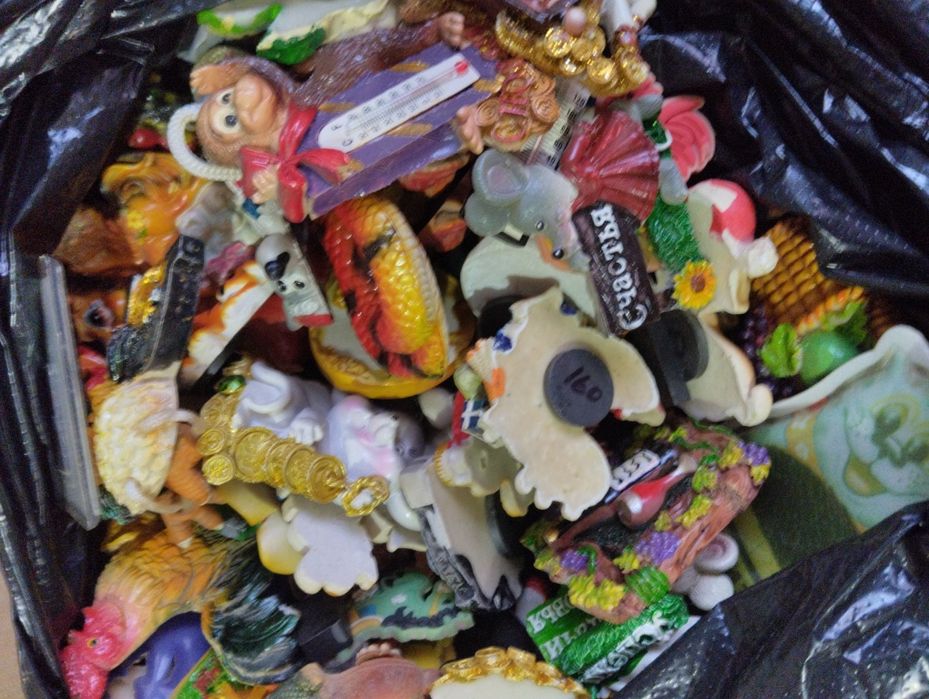 Магниты продам срочно .