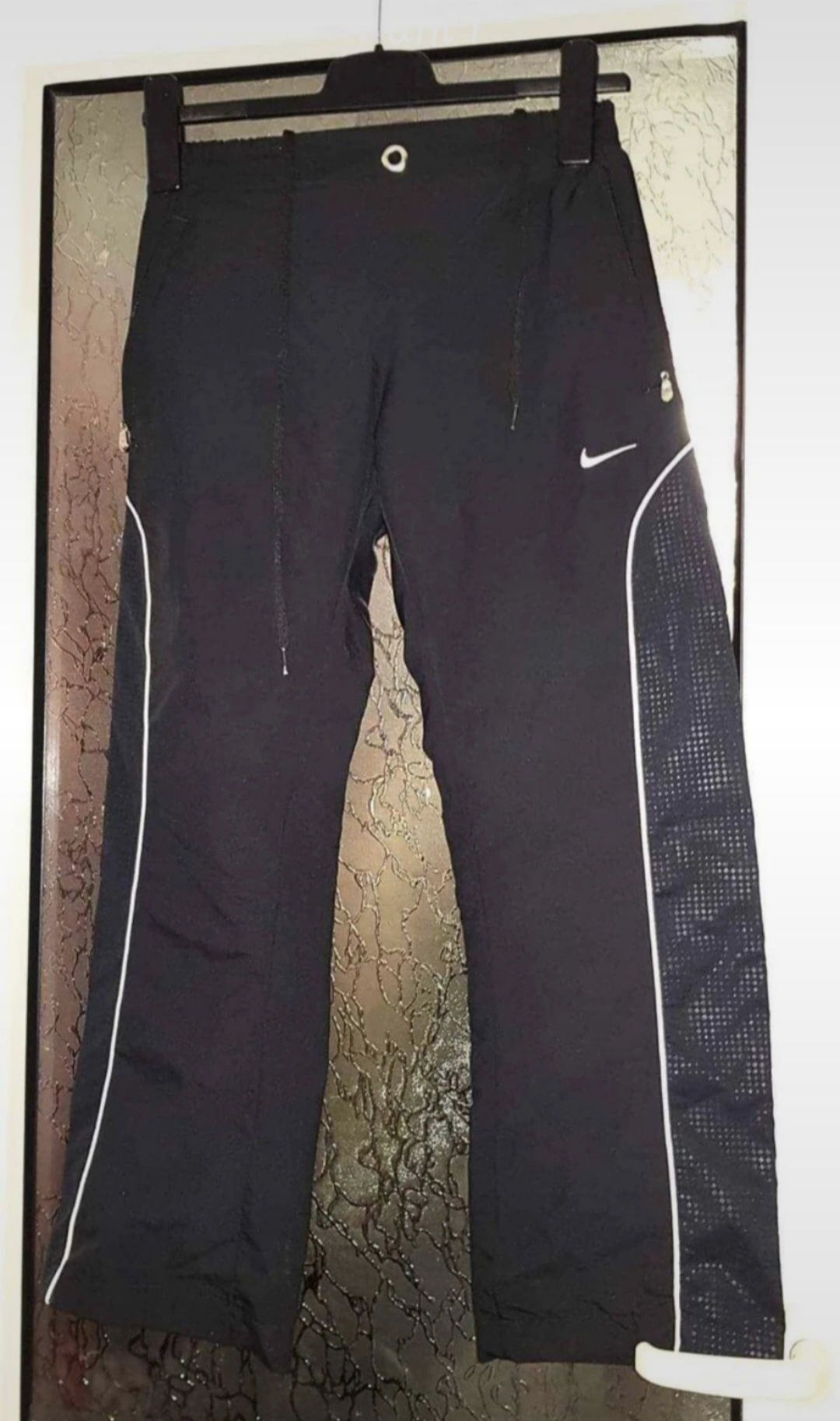 Pantaloni Nike, noi