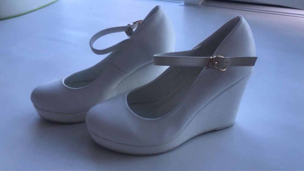 Продам туфли/босоножки белые