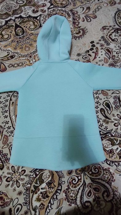 Продам кофточку на девочку в отличном состоянии.