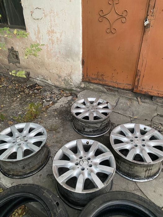 Продам диски от мерседес 221 вого R 18 вареные все 4 шт не бьют ровные