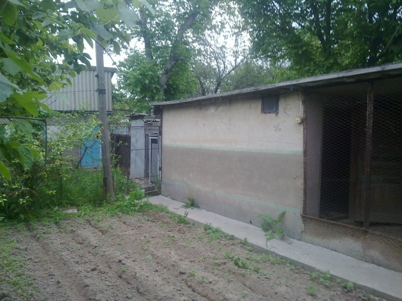 Продаётся дача дом из 3 комнат, уч 8 соток, имеется гараж ,баня ,басей