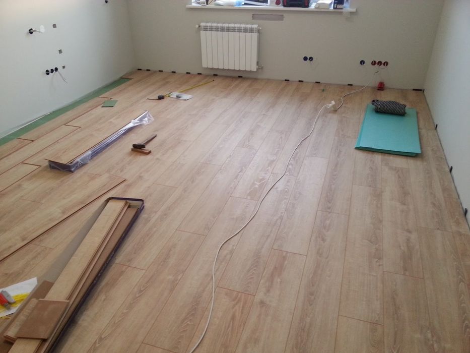 Ламинат,линолиум,кварцвинил,пластиковый плинтус