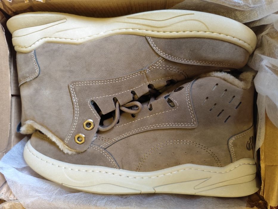 Абсолютно новые кроссовки.