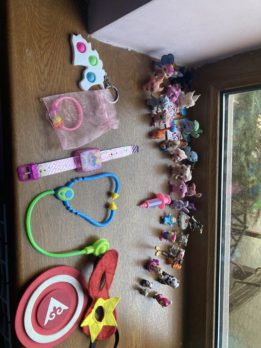 Игрушки много