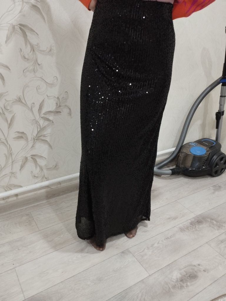 Женская одежда красивая модная юбка с пайетками длинная в пол черная с
