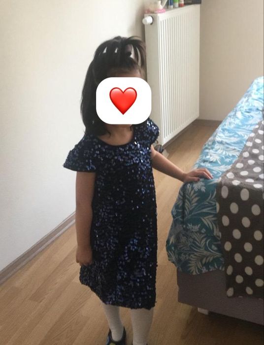 Әдемі жылтыр көйлек сатылады.