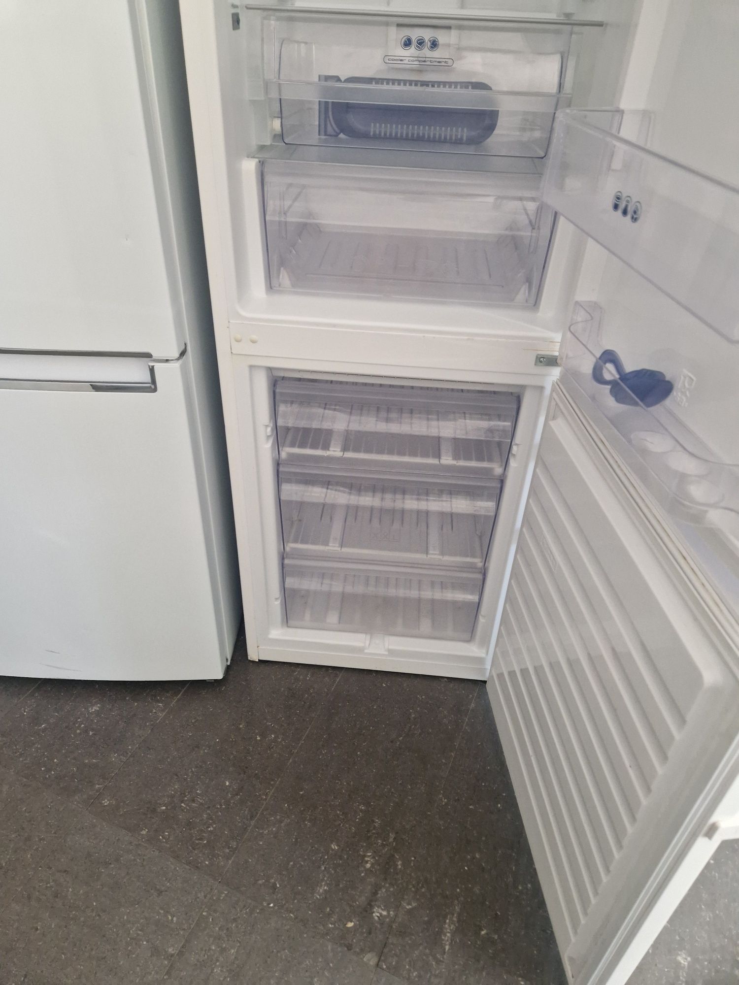 Хладилник с фризер Whirlpool A++200 см