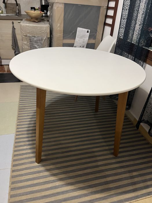 Маса кръгла бяла