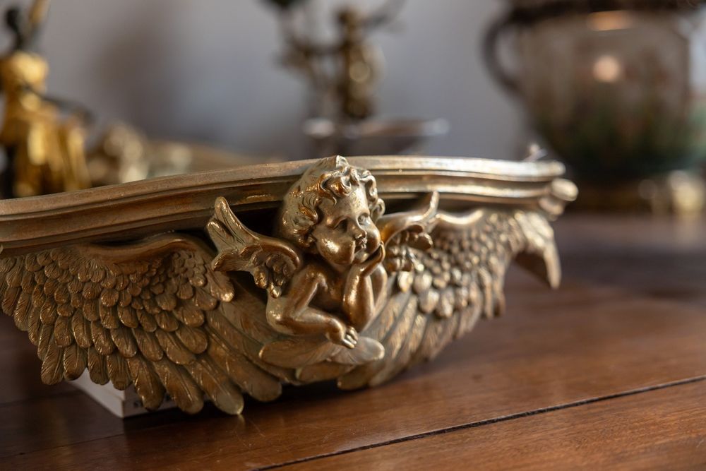 Consolă cu îngeraș gânditor