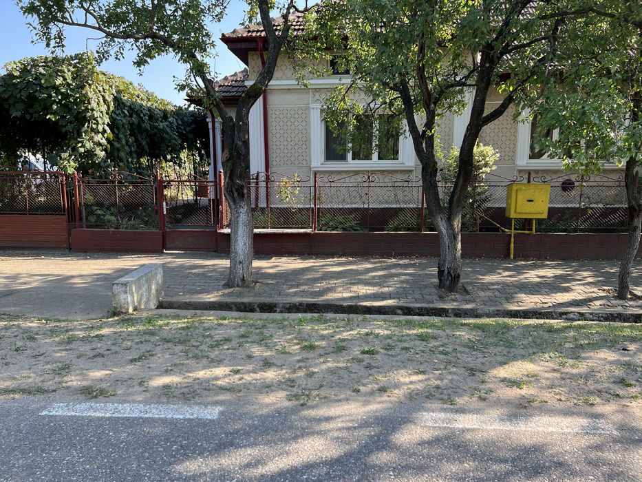 Casa de vanzare, Localitatea Apa