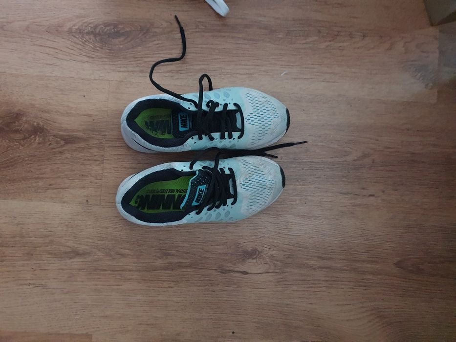 Adidasi nike purtati