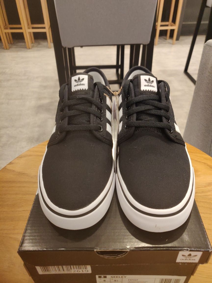 Дамски обувки Adidas Seeley номера 37 1/3, 38 2/3