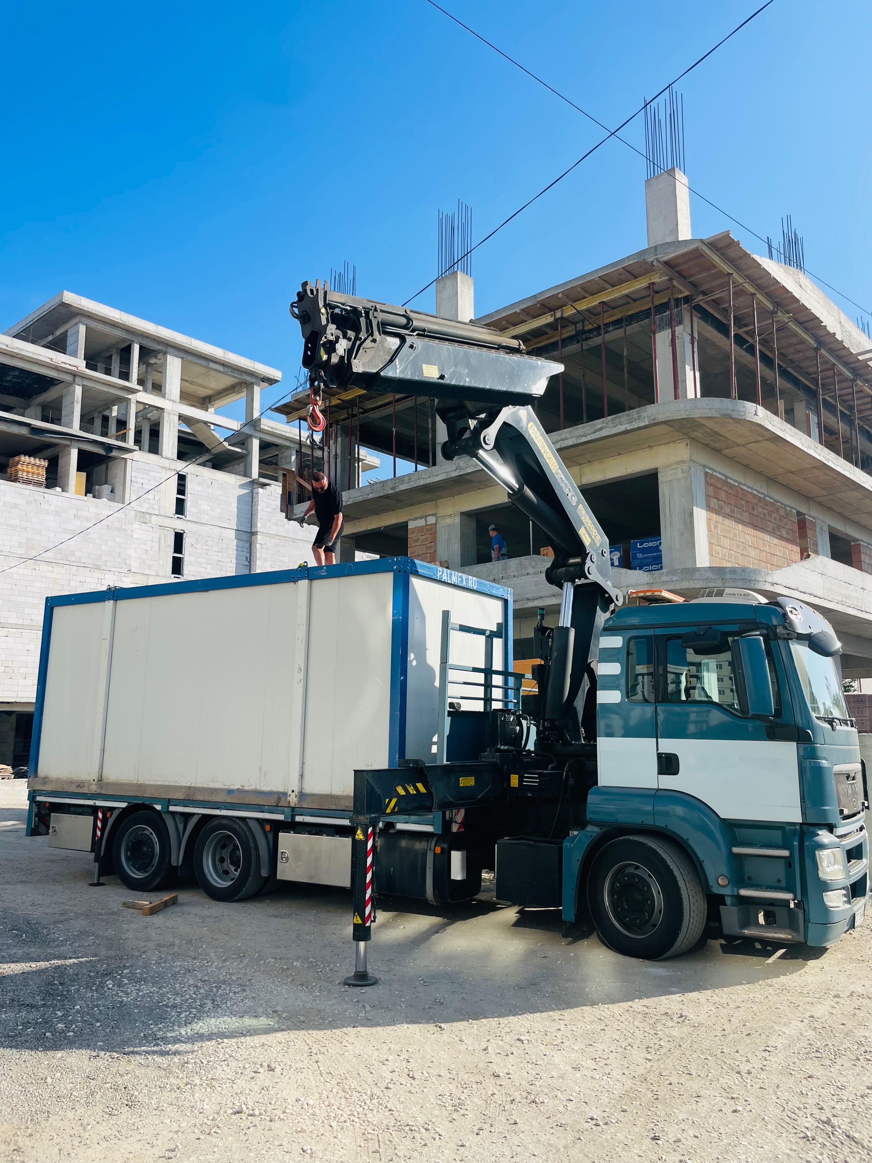 Camion cu macara de inchiriat