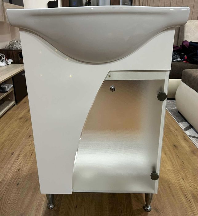 Долен шкаф за баня с умивалник, смесител и огледало