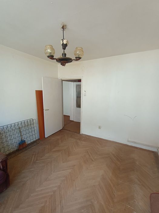 Vând apartament doua camere semidecomandat in Sinaia