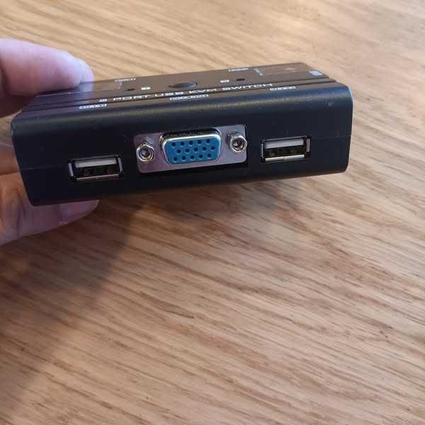 НОВ! VGA KVM превключвател, 1 монитор и 3 USB между 2 компютъра
