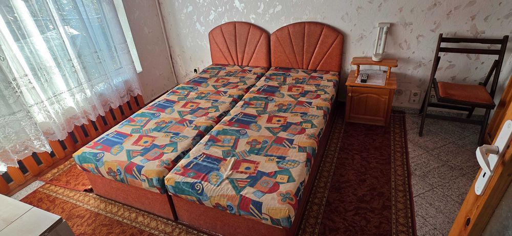 Две единични легла и нощно шкафче