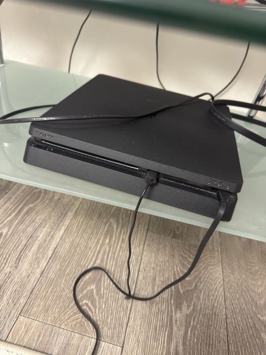 Продам ps 4 slim память 500 гб плюс 4 геймпада