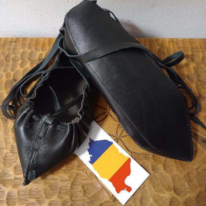 Opinci traditionale din piele pentru adulti.