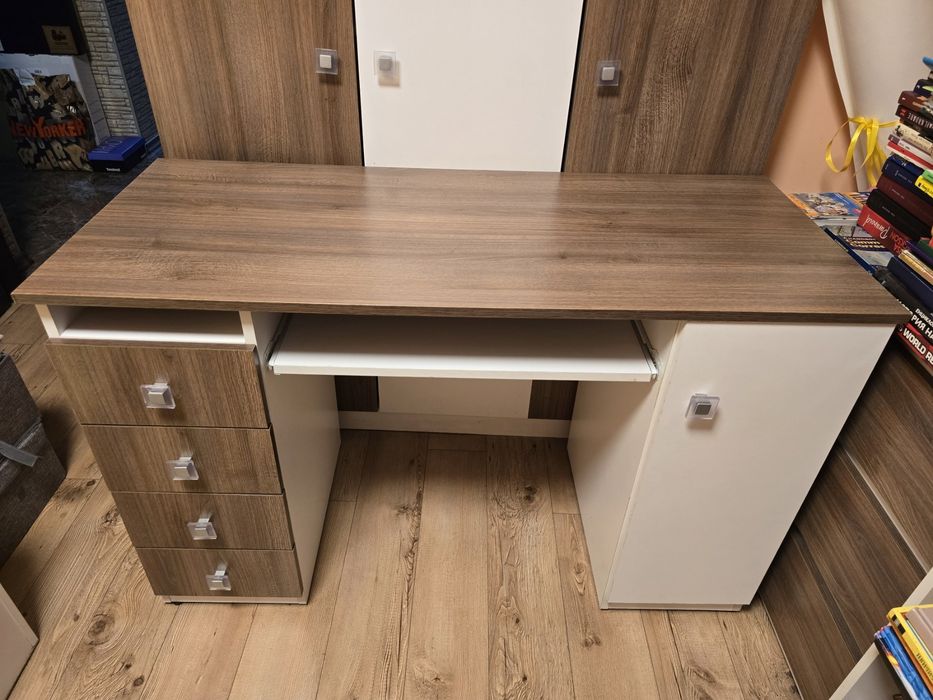 Продавам запазено бюро