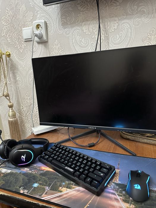 Игровой комплект-наушники, клавиатура, мышь и коврик. Всё для геймеров