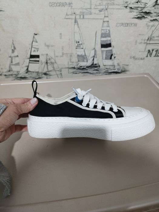 Продам кеды новые.