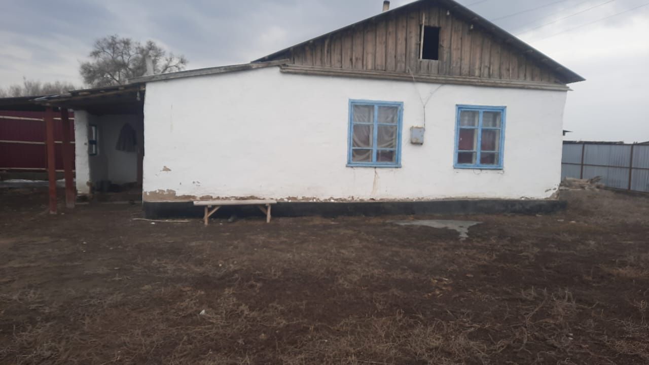 Үй сатылады. Мал ұстауға қолайлы жерде орналасқан.