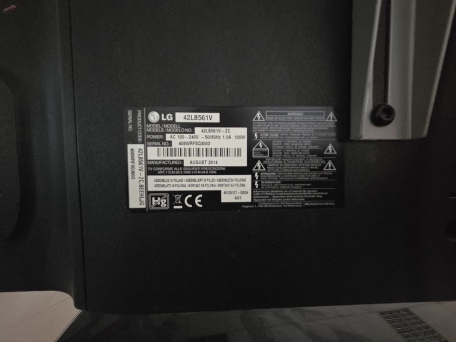 Тлевизор модел LG42LB561V 24инча 106см и черна маса от закалено стъкло