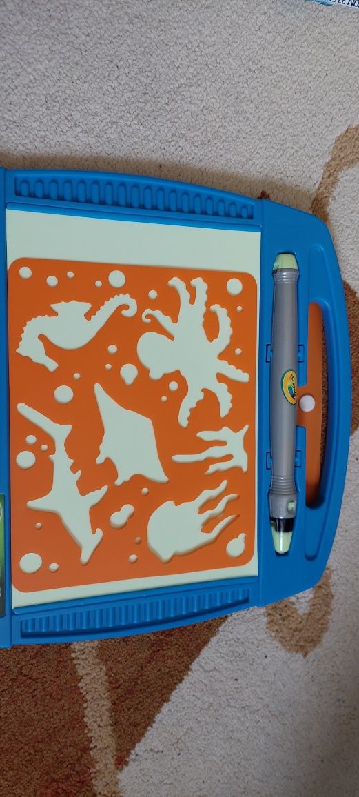 Crayola Glow station  , увлекателна игра със светеща писалка