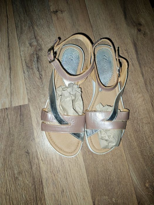 Vând sandale de dama