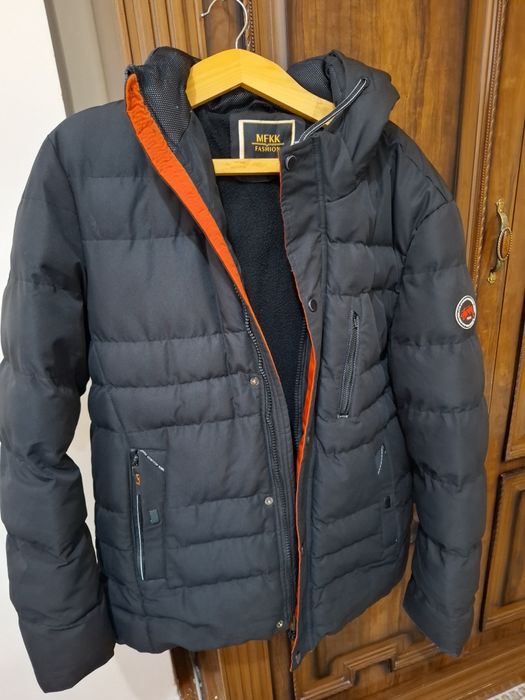 Sifatli yaxshi kurtka.