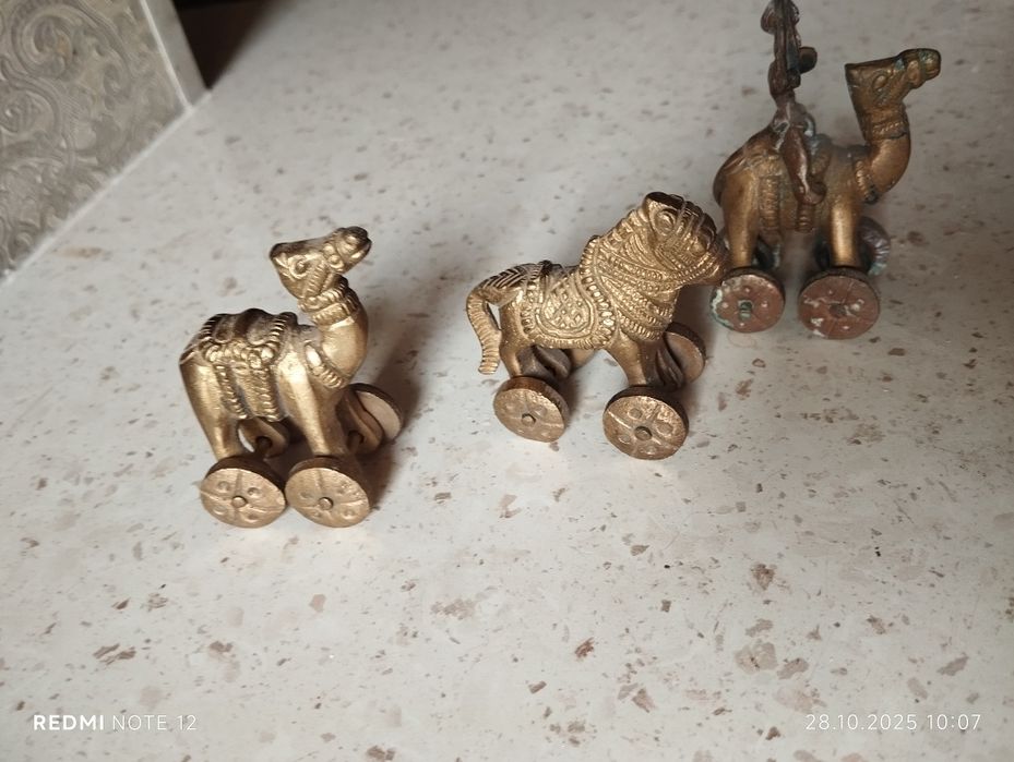 Старые бронзовые игрушки