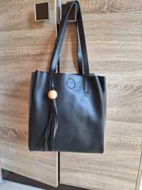 Черна стилна чанта,с три прегради ,в перфектно състояние-еко кожа