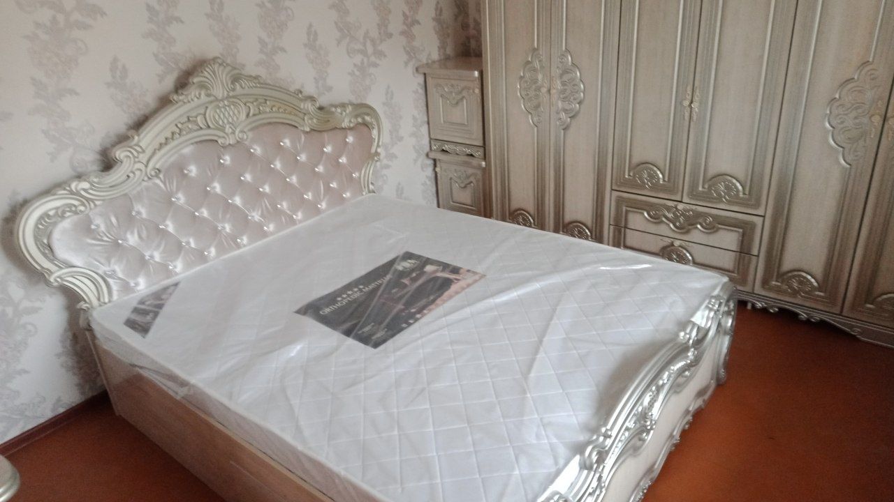 Спальный кроват . Шкаф. Тримо . 2 тумба . Матрас
