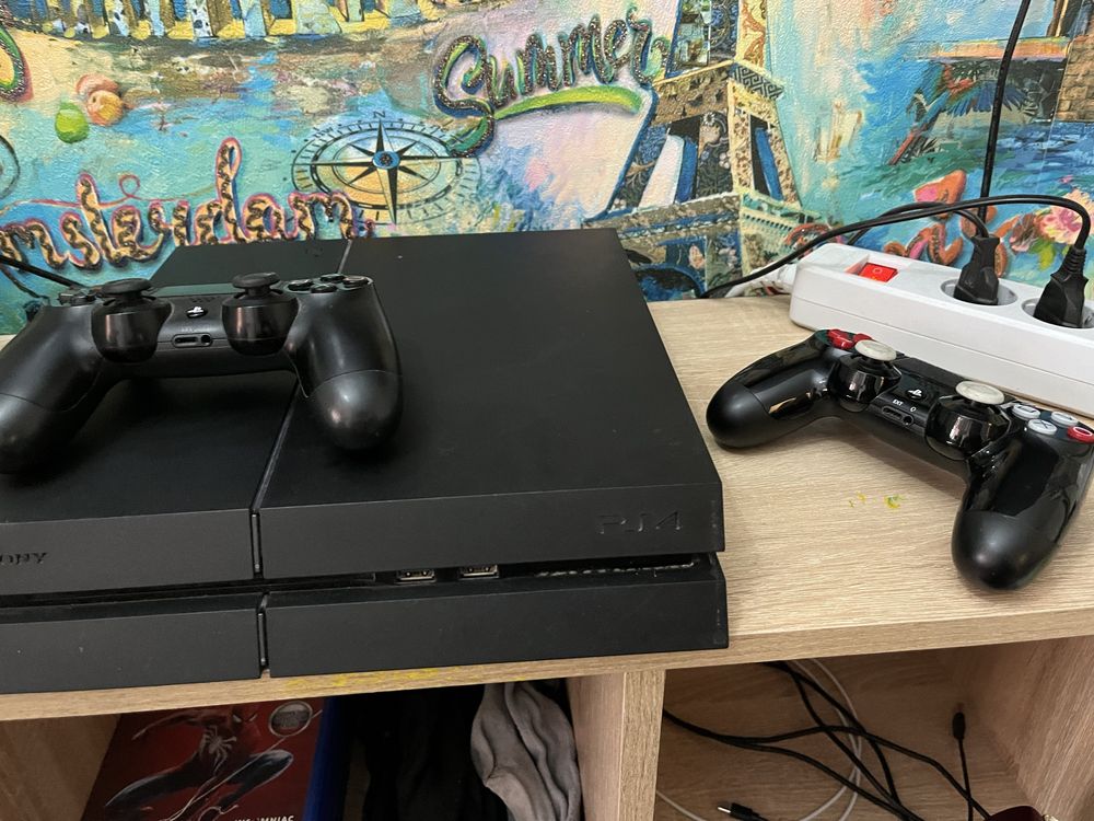 Playstation 4 + 2 controllers