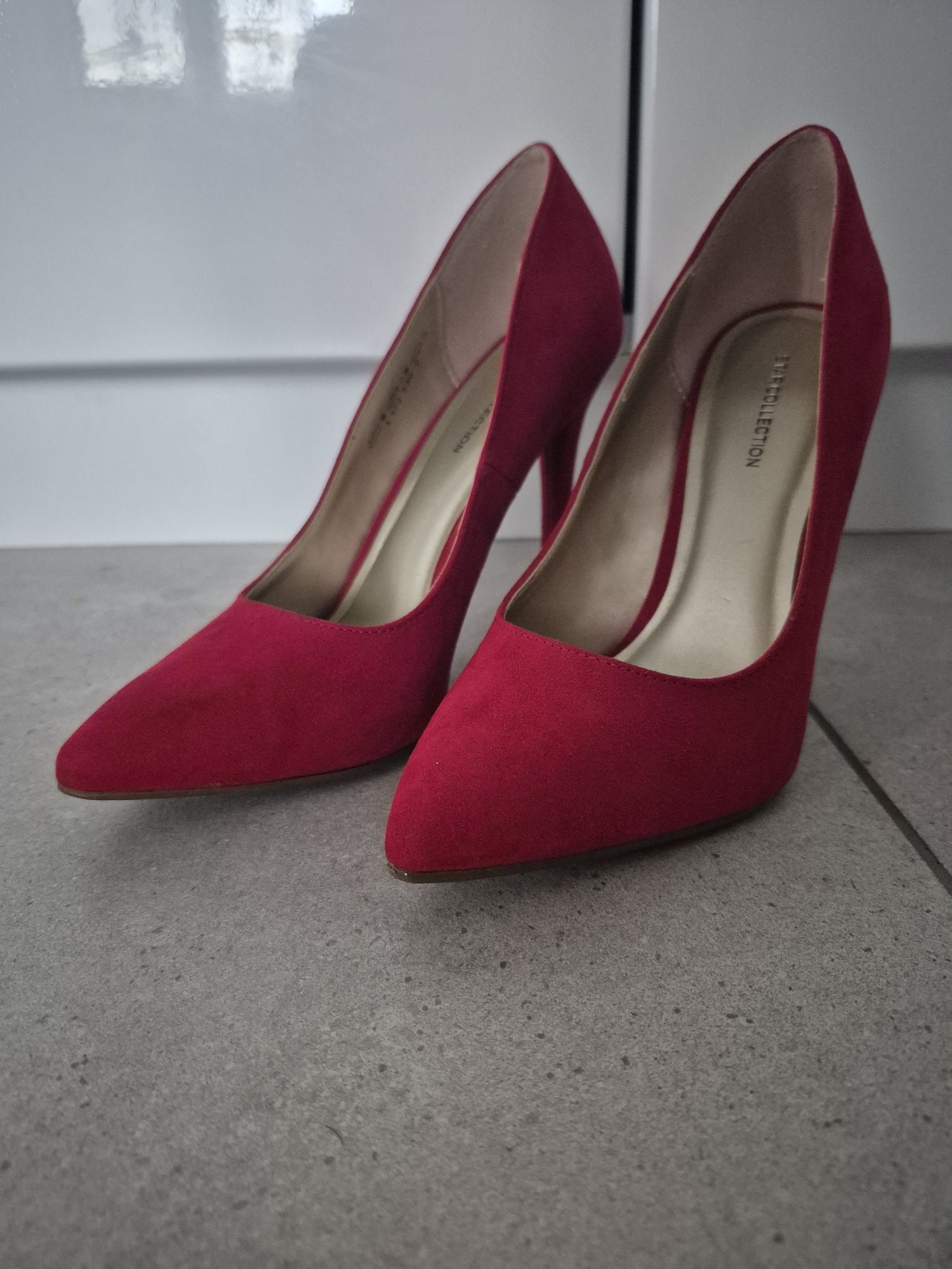 Vând pantofi stiletto
