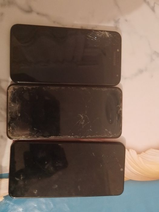 Продам 3 телефона на запчасти (2 не работает экран)