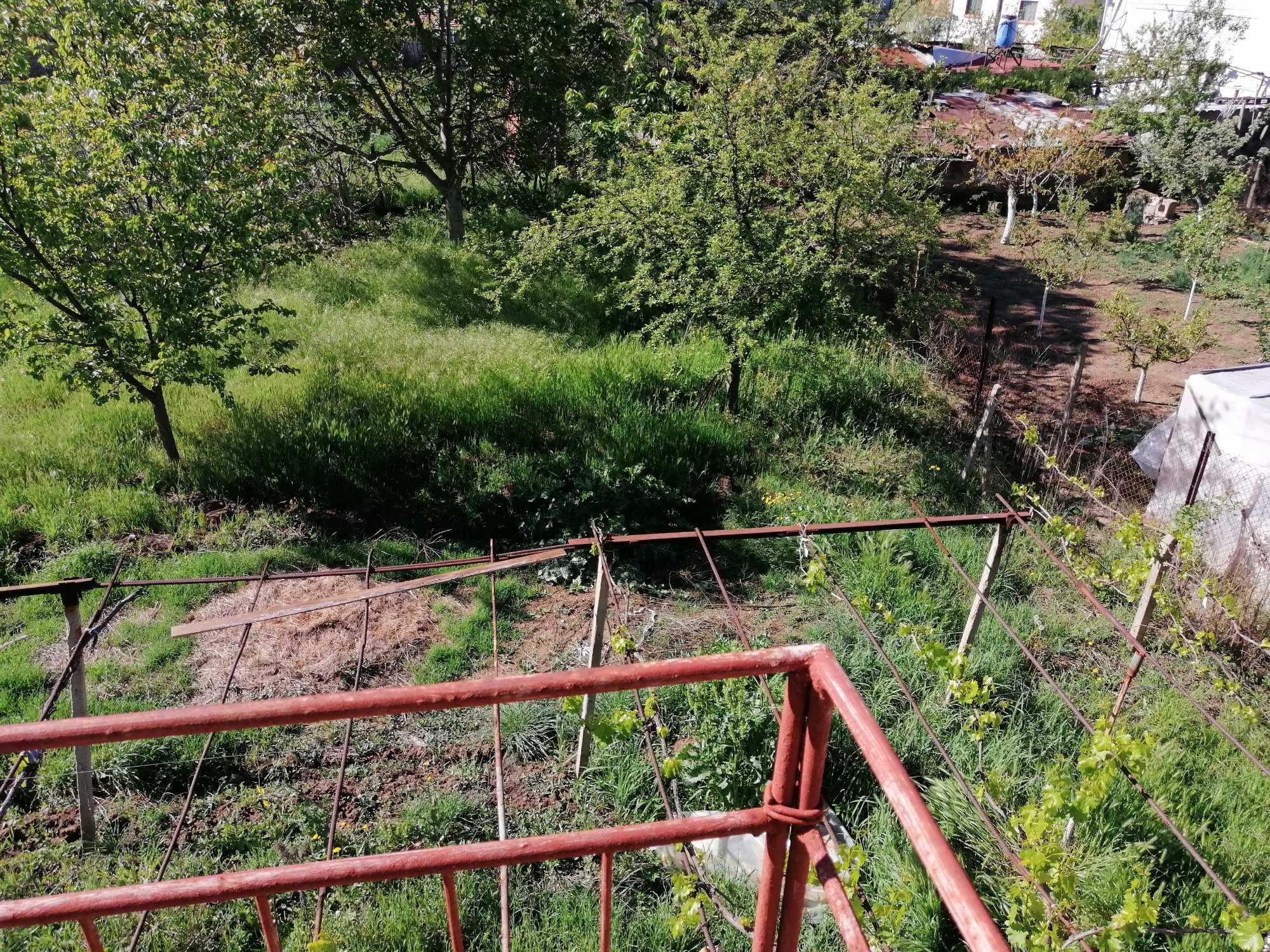 Продават се къща и земеделска земя