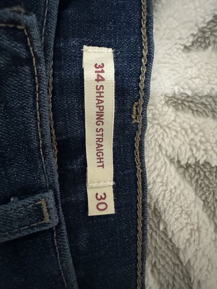 Продаются абсолютно новые женские джинсы