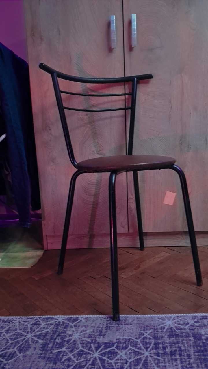 Метален стол с мека седалка (общо 4 броя)